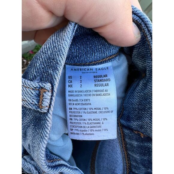 AMERICAN EAGLE Curvy Mom Jeans Light Wash Distressed Size 2 - Picture 4 of 6